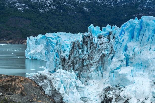 El Glaciar Perito Moreno es un glaciar ubicado en el Parque Nacional Glaciares en la Provincia de Santa Cruz, Argentina. Es uno de los atractivos turísticos más importantes de la Patagonia Argentina.