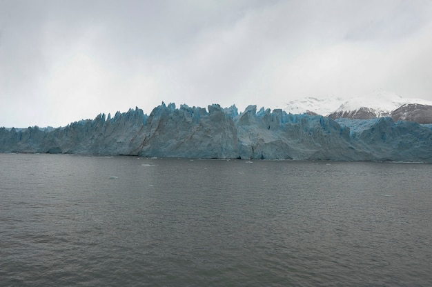 El Glaciar Perito Moreno es un glaciar ubicado en el Parque Nacional Glaciares en la Provincia de Santa Cruz, Argentina. Es uno de los atractivos turísticos más importantes de la Patagonia Argentina.