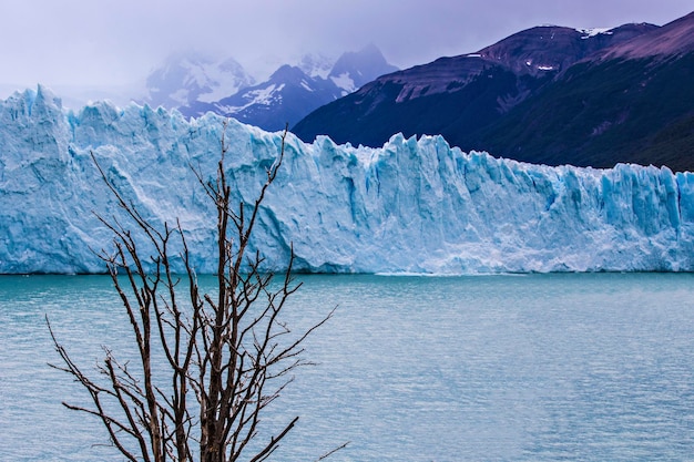 Glaciar Perito Moreno en el Parque Nacional Los Glaciares en la Patagonia Argentina. Glaciar de hielo azul, ancie
