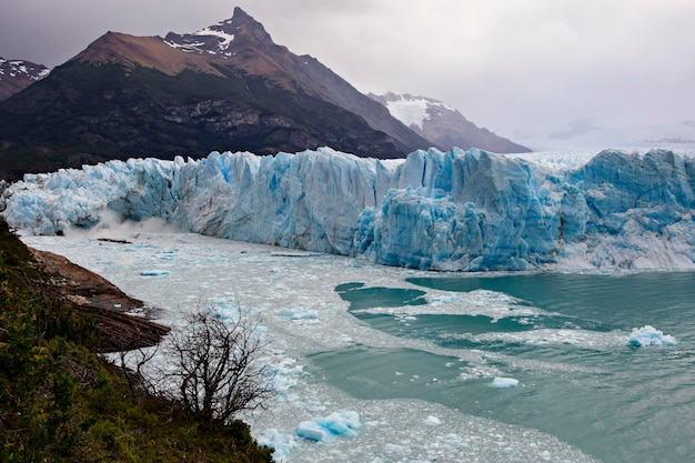 Glaciar Perito Moreno en el Parque Nacional Los Glaciares en la Patagonia Argentina. Glaciar de hielo azul, ancie