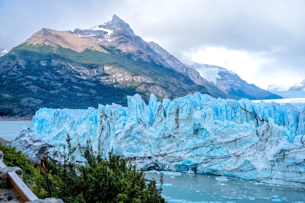 Foto glaciar perito moreno y vista a las montañas argentina