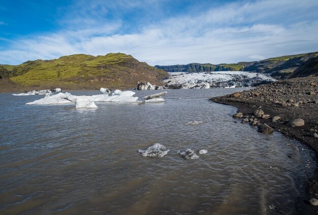 Glaciar Skaftafellsjokull Islandia La lengua del glaciar se desliza desde el casquete polar Vatnajokull o el glaciar Vatna cerca del volcán subglacial Esjufjoll Laguna glacial con bloques de hielo y montañas circundantes