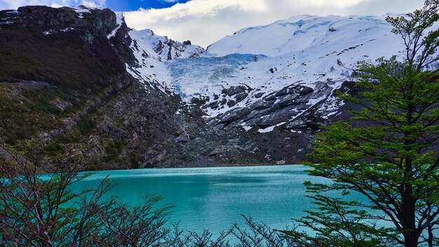 Glaciar sobre lago en medio de las montañas de la Patagonia