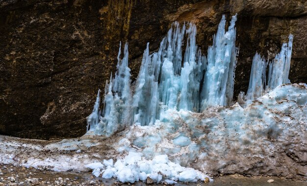 Glaciar sobre una roca cerca del río