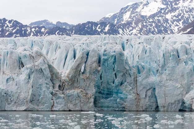 Glaciar en Svalbard, Ártico - vista desde el barco de expedición