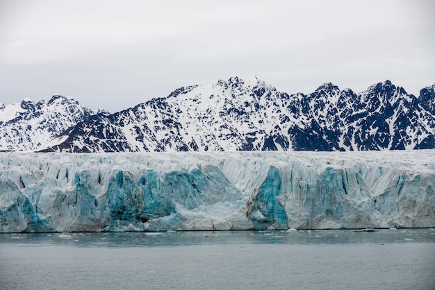 Glaciar en Svalbard, Ártico - vista desde el barco de expedición