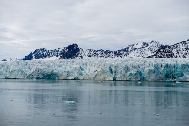 Glaciar en Svalbard, Ártico - vista desde el barco de expedición