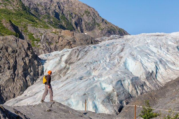 Glaciares en Alaska en tiempo nublado