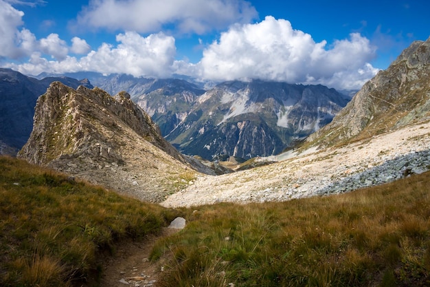 Glaciares alpinos y paisajes montañosos en los Alpes franceses