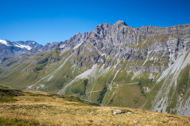 Glaciares alpinos y paisajes montañosos en los Alpes franceses