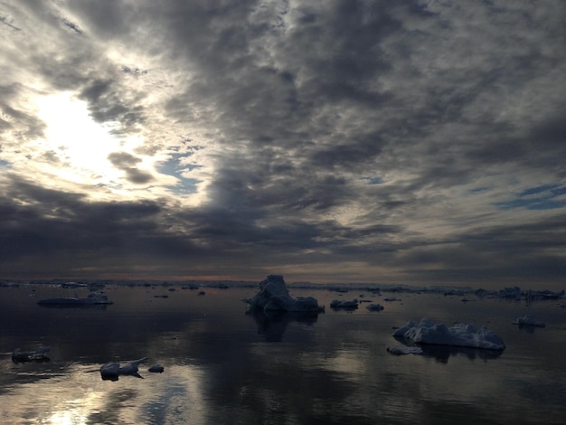 Foto glaciares flutuando no mar polar.