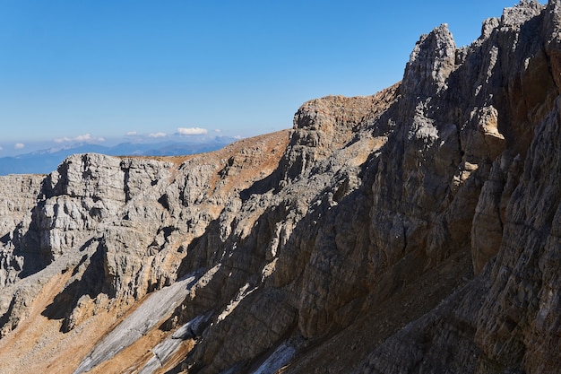 Los glaciares no se derritieron hasta finales del verano a la sombra de las rocas en el lado norte del pico de la montaña Oshten en el Cáucaso.
