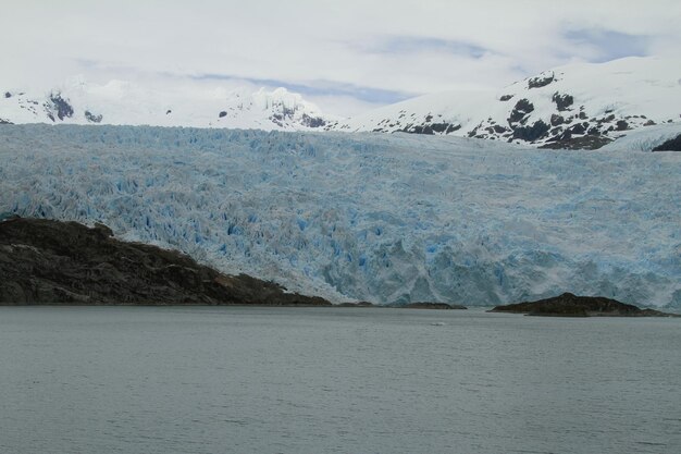 Glaciares en patagonia desde ferry desde puerto natales