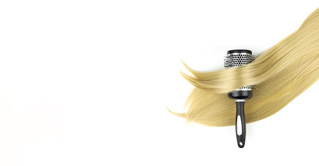 Glänzen Sie langes blondes Haar mit runder Bürste nach der Spa-Behandlung Friseursalon-Ausstattungskonzept Premium-Friseurset