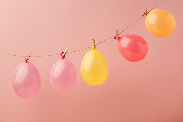 Glänzende Ballons am Seil angeordnet