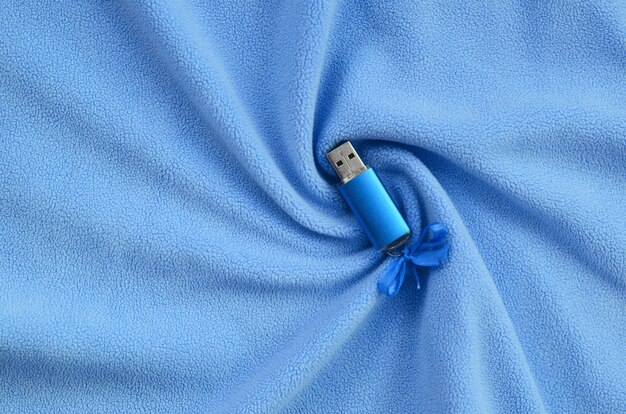 Glänzende blaue USB-Flash-Speicherkarte mit blauem Bogen