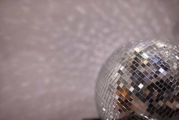 Glänzende Discokugel auf grauer Hintergrundnahaufnahme