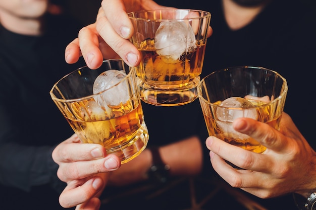 Glänzende Gläser mit Alkohol und Toasten