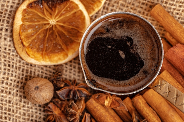 Glänzende Kupfertürke mit gebrühtem Kaffee auf braunem Holztisch