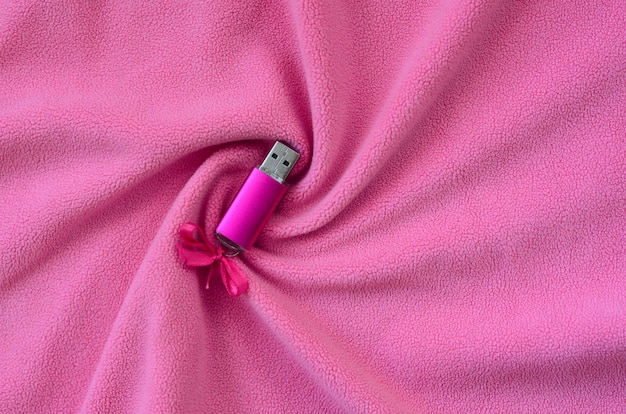 Glänzende rosa USB-Flash-Speicherkarte mit rosa Schleife