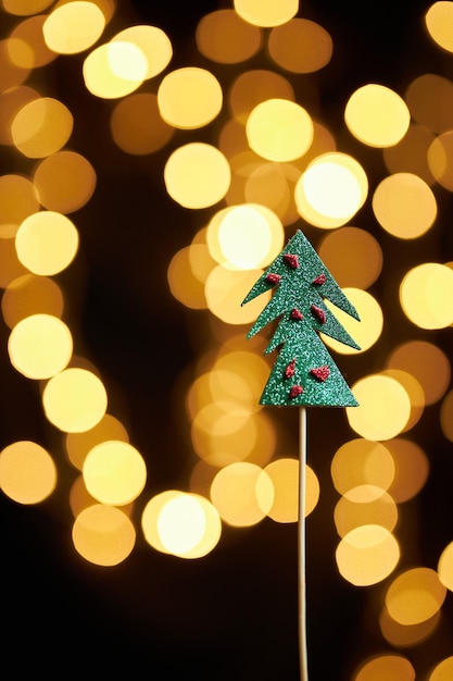 Glänzende Weihnachtsbäume auf Bokeh-Hintergrund Neujahr Neujahrsstimmung Weihnachtsgrußkarte