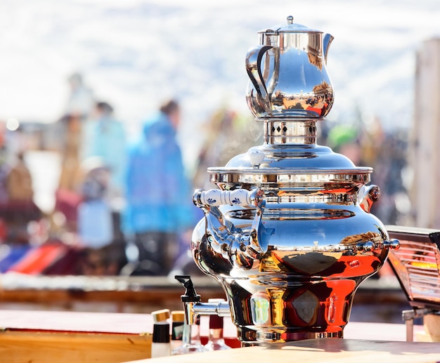 Glänzender elektrischer Wasserkocher Samovar im italienischen Skigebiet