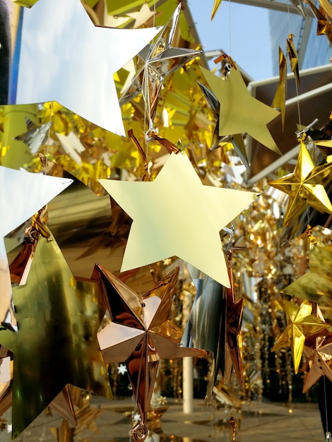 Foto glänzender moderner dekorationsstern für weihnachts- und neujahrsfeiern festlich und im freien.