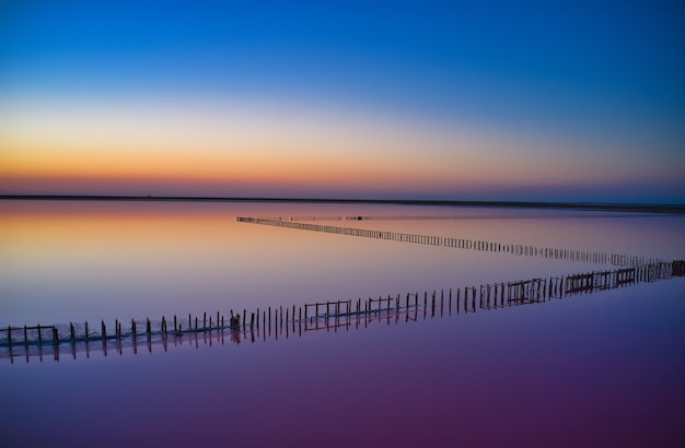 glänzender salziger rosa See und ein Weg entlang