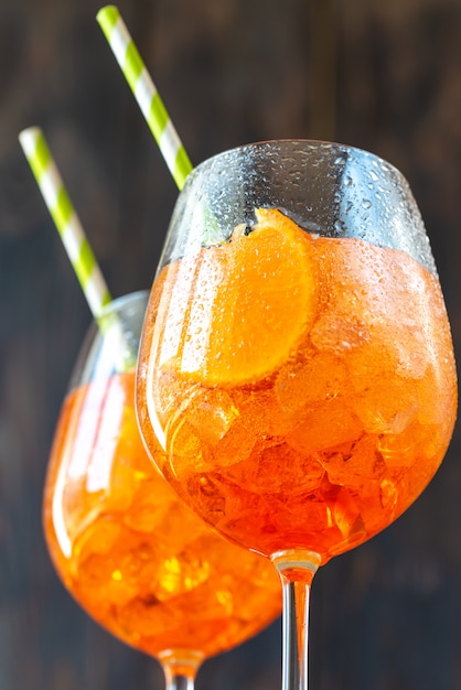 Gläser Aperol Spritz Cocktail