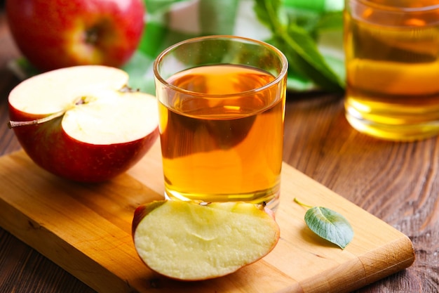 Gläser Apfelsaft und Früchte auf dem Tisch hautnah