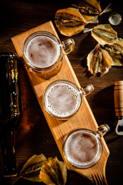 Foto gläser bier mit getrocknetem fisch