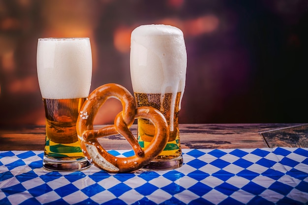 Gläser Bier und Brezel