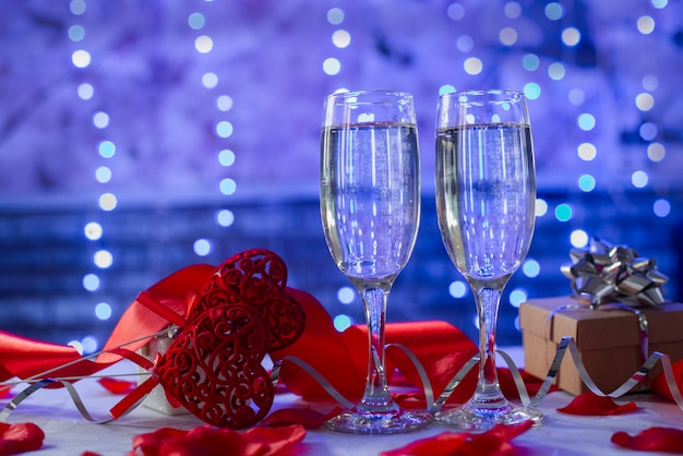 Gläser Champagner, Herzen und eine Geschenkbox zum Valentinstag im Februar