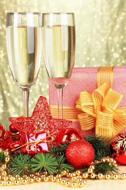 Gläser Champagner mit Geschenkbox auf glänzendem Hintergrund