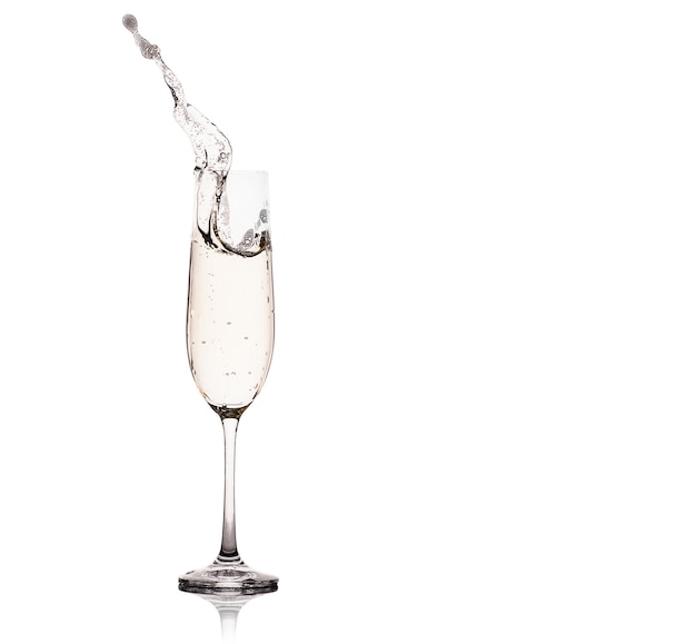 Foto gläser champagner mit spritzer, lokalisiert auf weißem hintergrund.