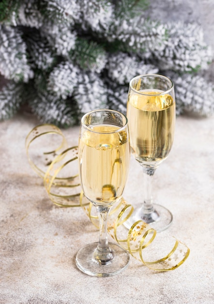 Gläser Champagner mit Weihnachtsdekoration