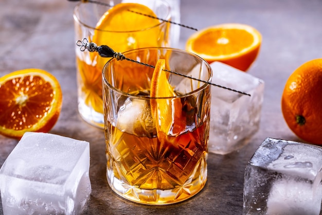 Gläser Cocktailgetränke Altmodisch mit Orangen und Eiswürfeln