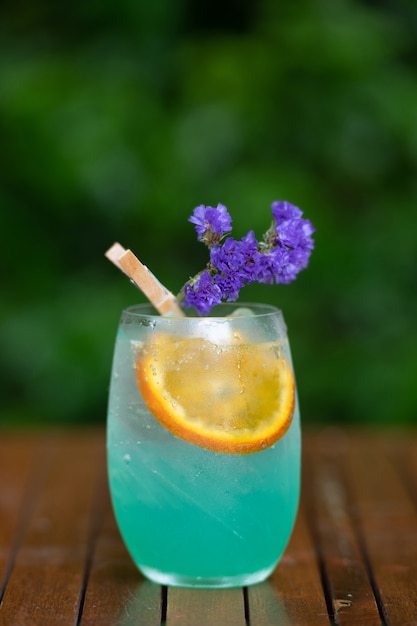 Gläser Cocktails an der Bar