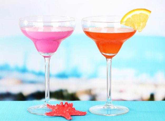 Gläser Cocktails auf dem Tisch in der Nähe des Pools