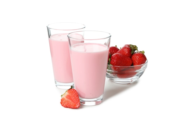 Gläser Erdbeermilchshake und Zutaten auf weißem Hintergrund