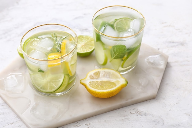 Gläser frische Limettenlimonade auf dem Tisch