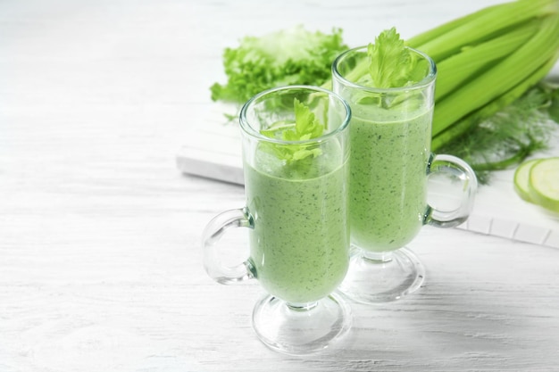 Gläser frischer Gemüsesaft auf Holzhintergrund