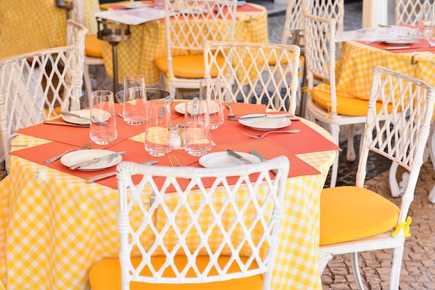 Gläser Gabelmesser zum Abendessen in einem Restaurant serviert