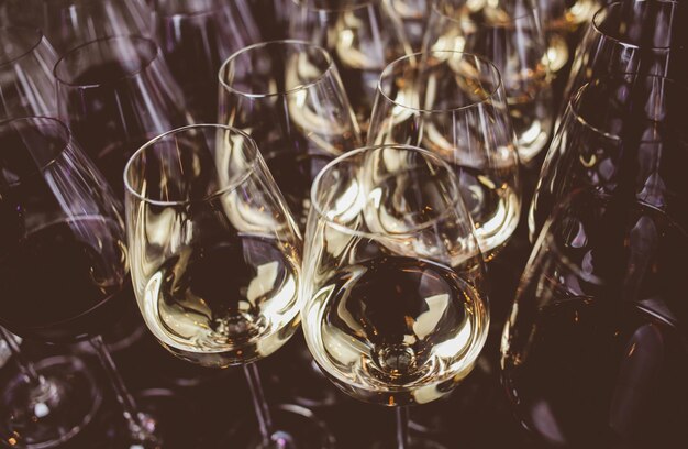 Gläser Gläser für Sektwein stehen auf einem Tisch Hochzeitsfeier Vintage Fotoverarbeitung