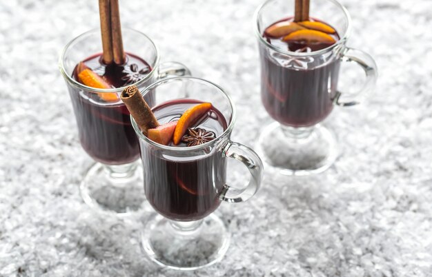 Gläser Glühwein im Schnee