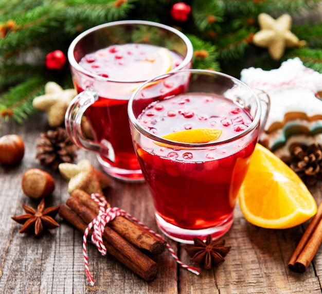 Gläser heißer Glühwein