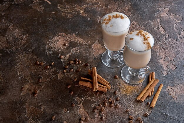 Gläser Latte mit Kaffeebohnen und Zimt