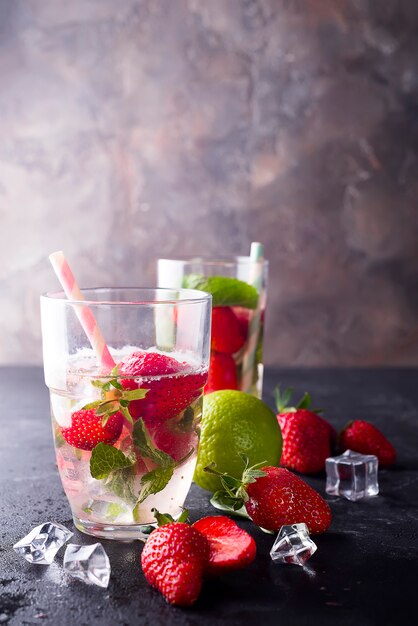 Gläser Limonade mit Erdbeeren