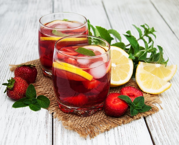 Gläser Limonade mit Erdbeeren