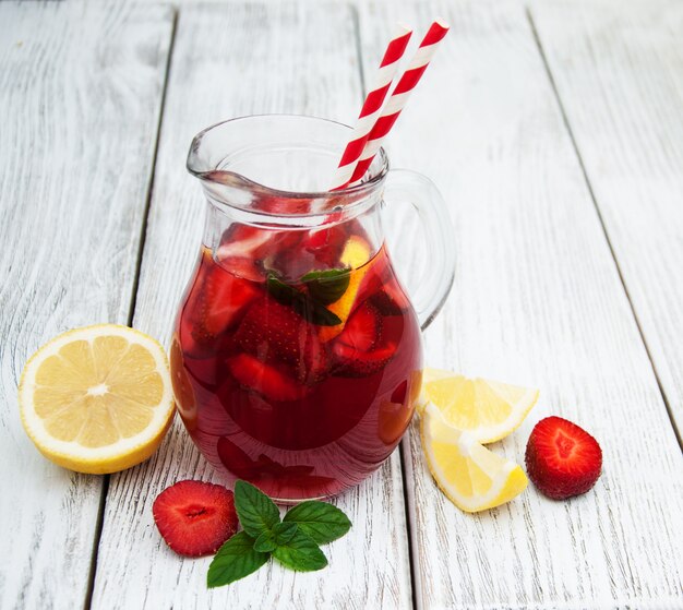 Gläser Limonade mit Erdbeeren